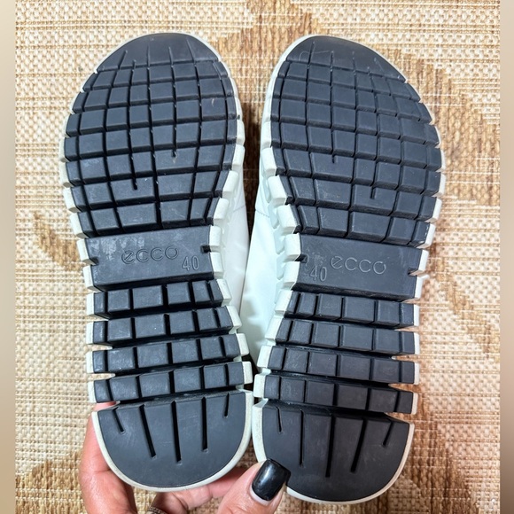 ECCO Gruuv Women's Leather Sneaker - white. 
Size 9/9.5 euro 40 EXCELLENT cond - Picture 6 of 8